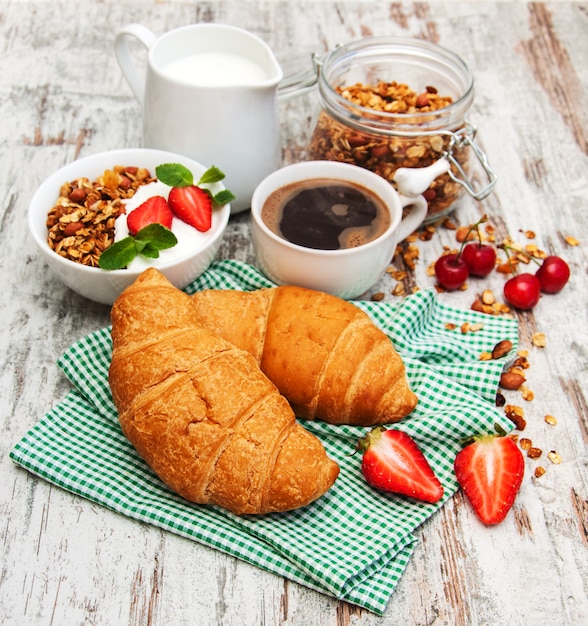 Croissant, café, granola e morango