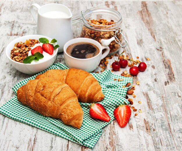 Croissant, café, granola y fresa.