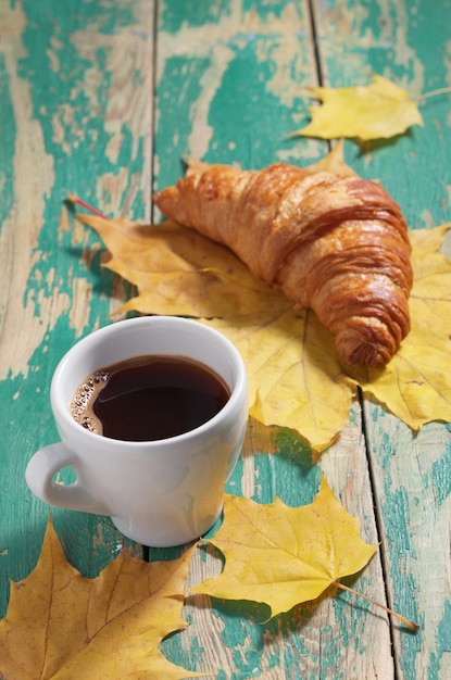 Croissant de café y hojas