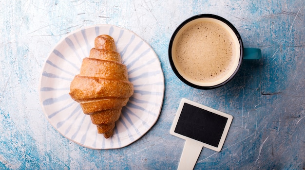 Croissant y Café con Leche. Desayuno recién horneado.