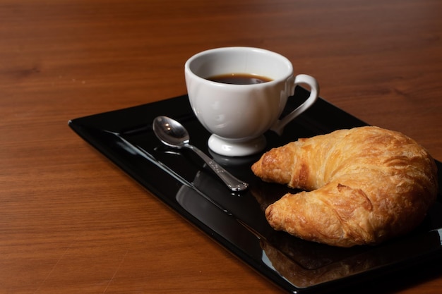 croissant y café en una mesa, el mejor desayuno