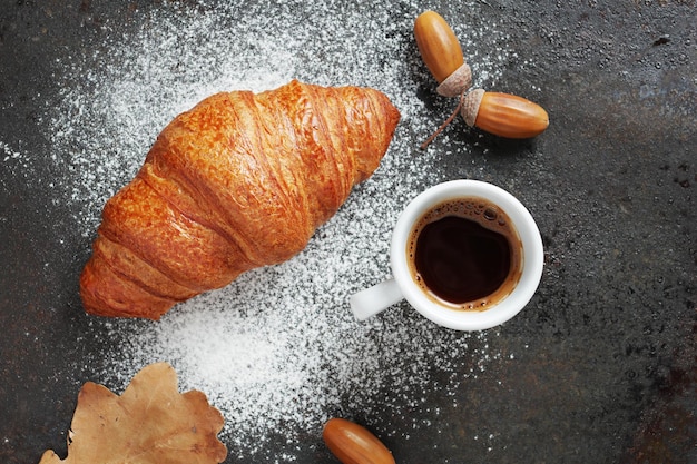 Croissant y café