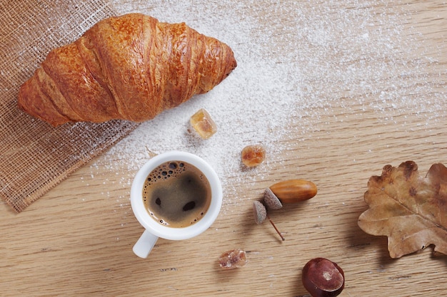 Foto croissant y café