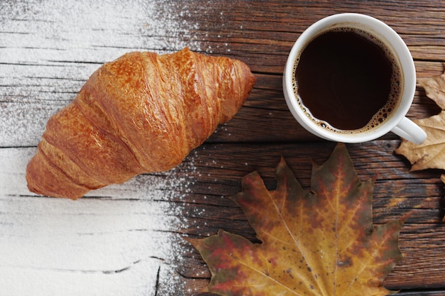 Croissant y café