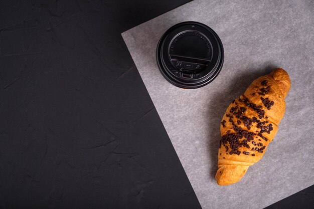 Croissant y café