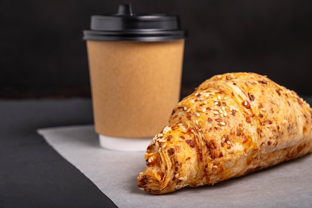 Croissant y café