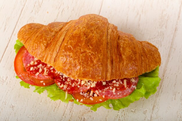 Croissant con carne