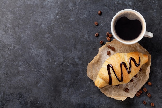 Croissant caseiro fresco com chocolate e café