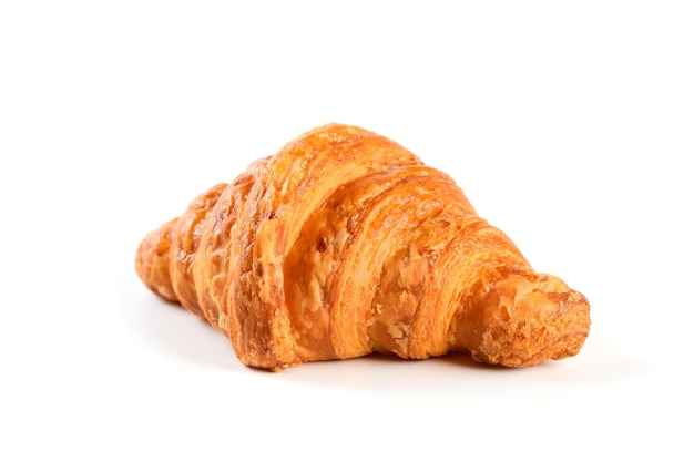 Croissant caseiro isolado no fundo branco