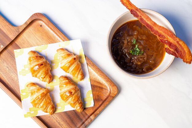 Croissant con cebolla tocino sopa francesa