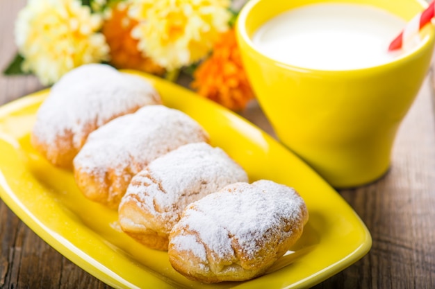 Croissant con cereza y leche