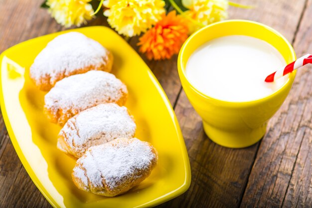 Croissant con cereza y leche