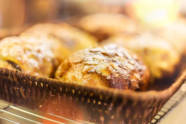 Croissant de chocolate almendra francés en cesta tejida de bambú