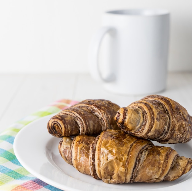 Croissant de chocolate y café para el desayuno.