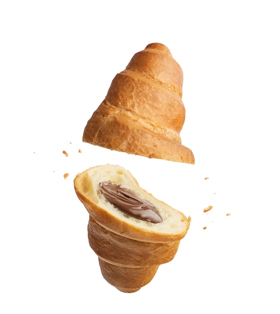 croissant con chocolate sobre un fondo blanco aislado