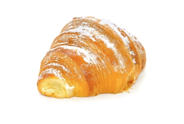 Croissant com açúcar de confeiteiro isolado no fundo branco