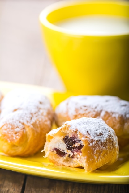 Croissant com cereja e leite