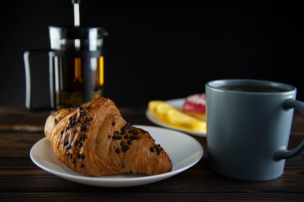 croissant com chá na mesa