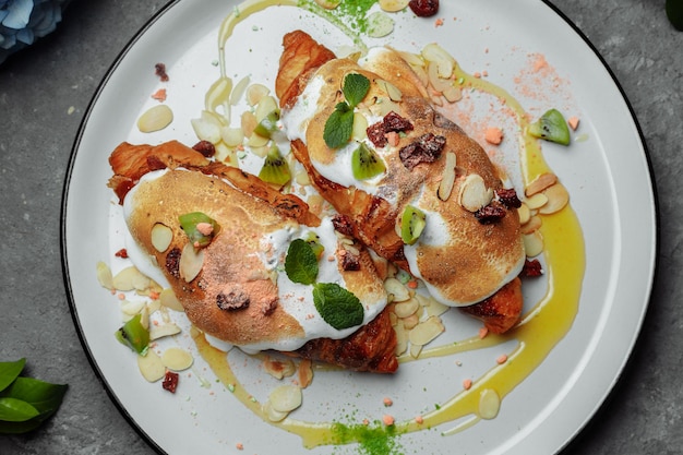 Croissant com creme doce e amêndoas em um prato Café da manhã delicioso e saudável