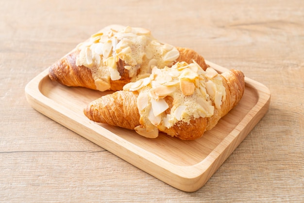 Croissant com creme e amêndoas