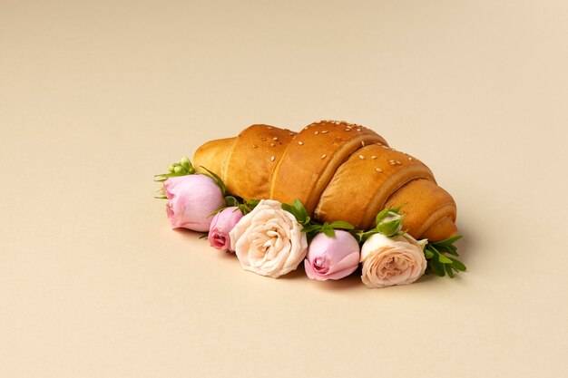 Croissant com flores de alto ângulo