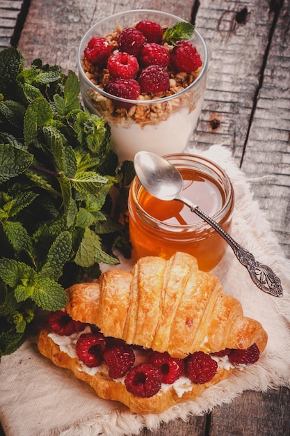 Foto croissant com framboesas, ricota e mel