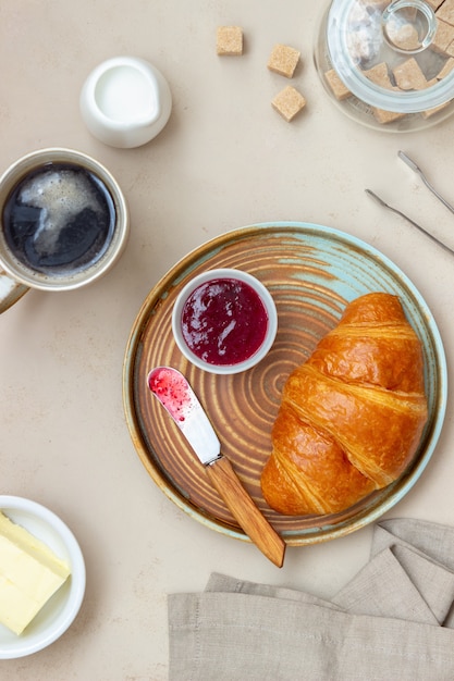 Croissant com geléia de cranberry