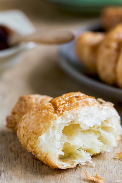 Croissant com geléia de frutas Berries no café