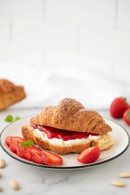 Croissant com geleia de morango e cream cheese