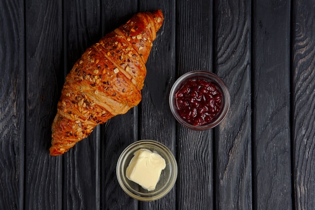 Croissant com geléia e manteiga. vista do topo.