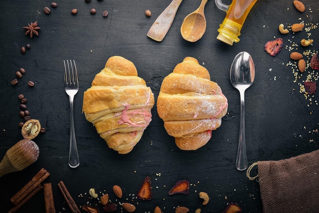 Croissant com iogurte Massa de pastelaria Em um fundo preto de madeira Espaço livre para texto Vista superior