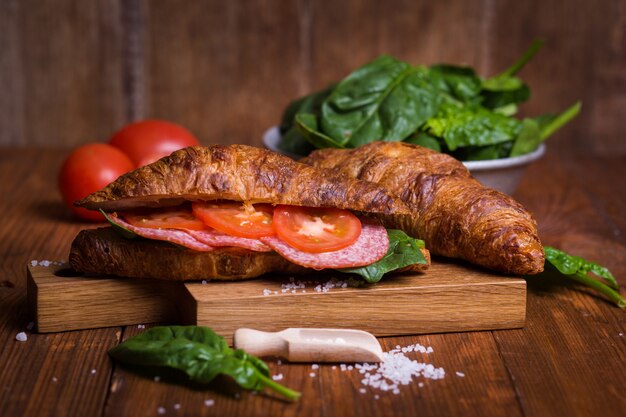 Croissant com linguiça