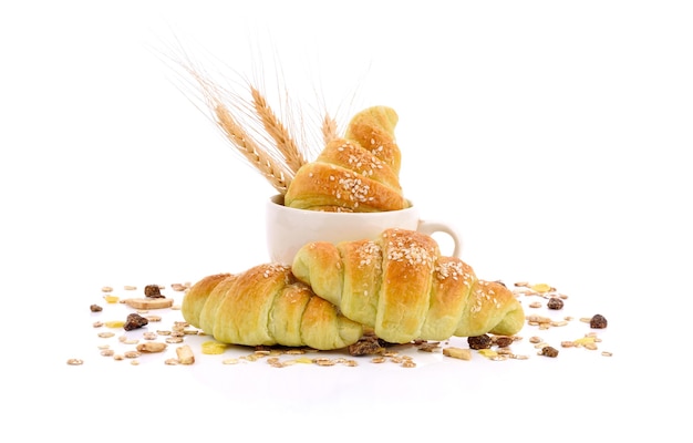 Croissant com muesli em um branco