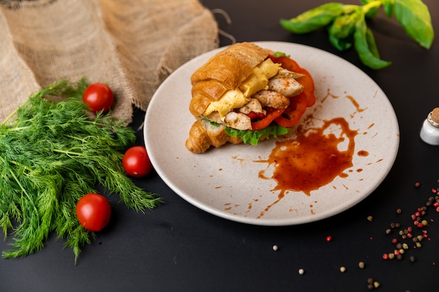 Croissant com peito de frango