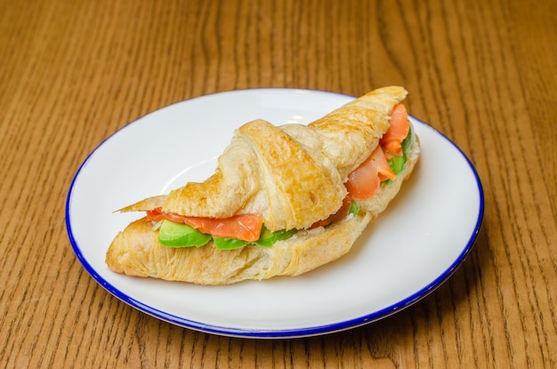 Croissant com peixe vermelho e abacate