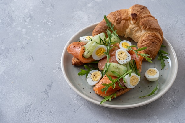 Croissant com salmão defumado e pepino