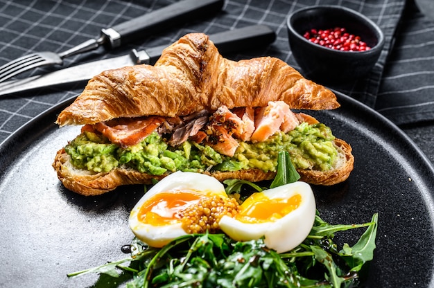 Croissant com salmão defumado quente, abacate e ovo