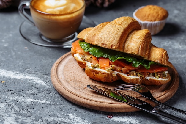 Croissant com Salmão e Abacate