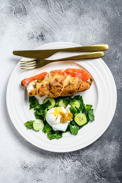 Croissant com salmão e queijo ricota, salada com espinafre e ovo