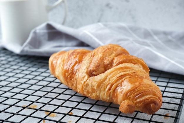 Croissant com uma xícara de café