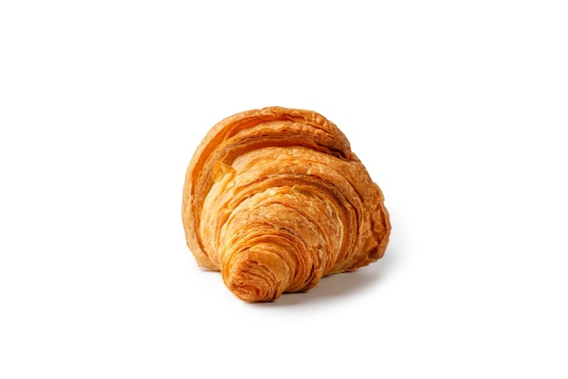 Croissant cozido fresco isolado no fundo branco Delicioso croissant francês em um fundo branco