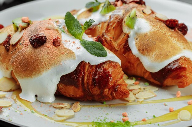 Croissant con crema dulce y almendras en un plato Desayuno delicioso y saludable