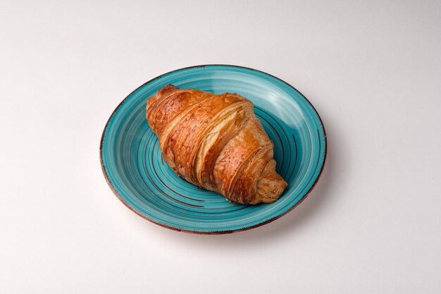 Croissant croissant com recheio de comida em um fundo branco isolado