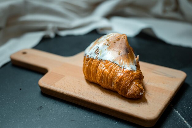 Croissant con cuajada de limón y merengue