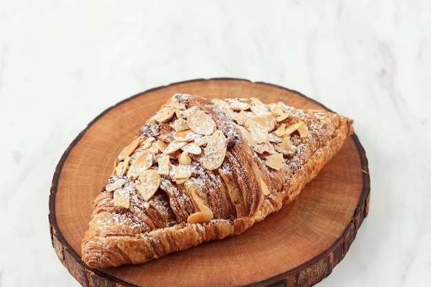 Croissant de Amêndoa em Prato de Madeira