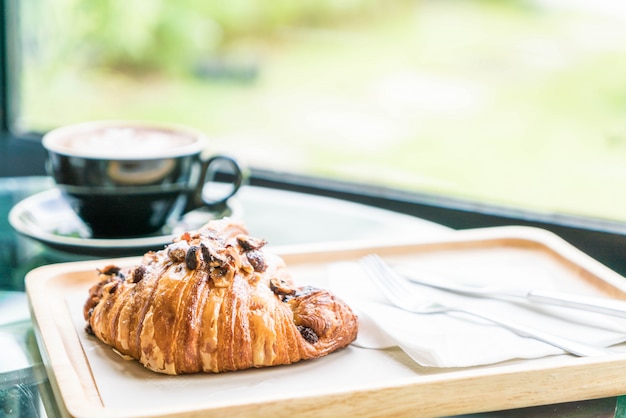 croissant de avelã com café quente