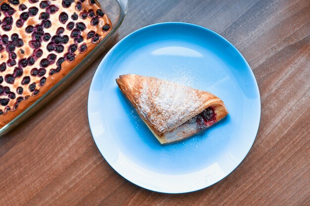 Croissant de berry caseiro. Croissant fresco em uma superfície de madeira