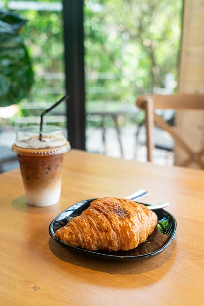 Croissant de manteiga fresca na placa preta