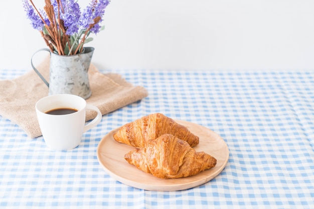 Croissant de manteiga na mesa