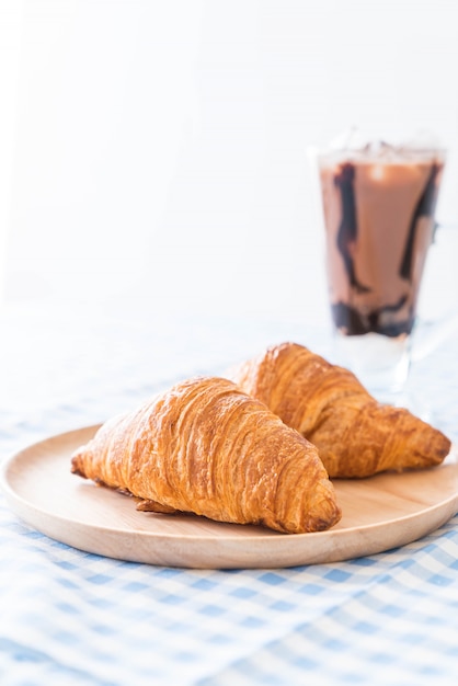 Croissant de manteiga na mesa